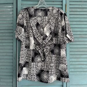 R.Q.T Woman Blouse Shirt ~ Sz L ~ Black & White ~ Short Sleeve